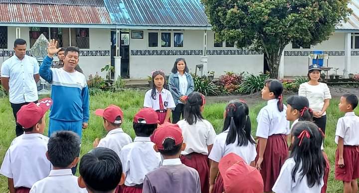Bupati Simalungun Bersama siswa siswi SD 2 Tiga Runggu 