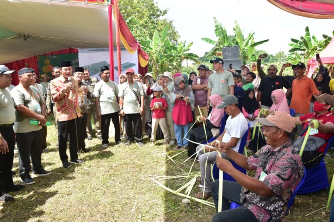 
					Bupati Lamongan, Yuhronur Efenfi memberi semangat kepada puluhan warga yang berlomba merangkai ketupat saat menghadiri Festival Kupatan di Desa Sedayulawas, Kecamatan Brondong, Jumat (28/4/2023). 