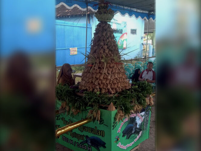 
					Gunungan berisi ketupat yang akan diperebutkan warga saat digelar tradisi kenduri ketupat di Desa Jimbung, Kecamatan Kalikotes, Jumat (28/4/2023). (Istimewa/Pemdes Jimbung)