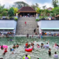 Ratusan pengunjung memadati lokasi pemandian di Sendang Kun Gerit Desa Jatibatur, Kecamatan Gemolong, Sragen, saat liburan Lebaran 2023, Selasa (25/4/2023). (Image courtesy; Solopos)