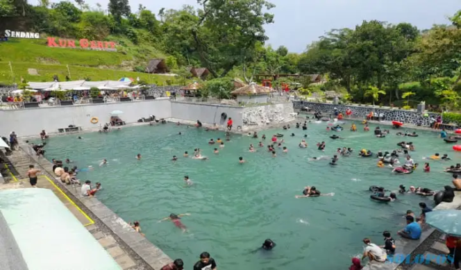 
					Para pengunjung semua umur memadati pemandian Sendang Kun Gerit, Desa Jatibatur, Gemolong, Sragen, saat momentum padusan, Rabu (22/3/2023). (Image courtesy: Solopos.com)