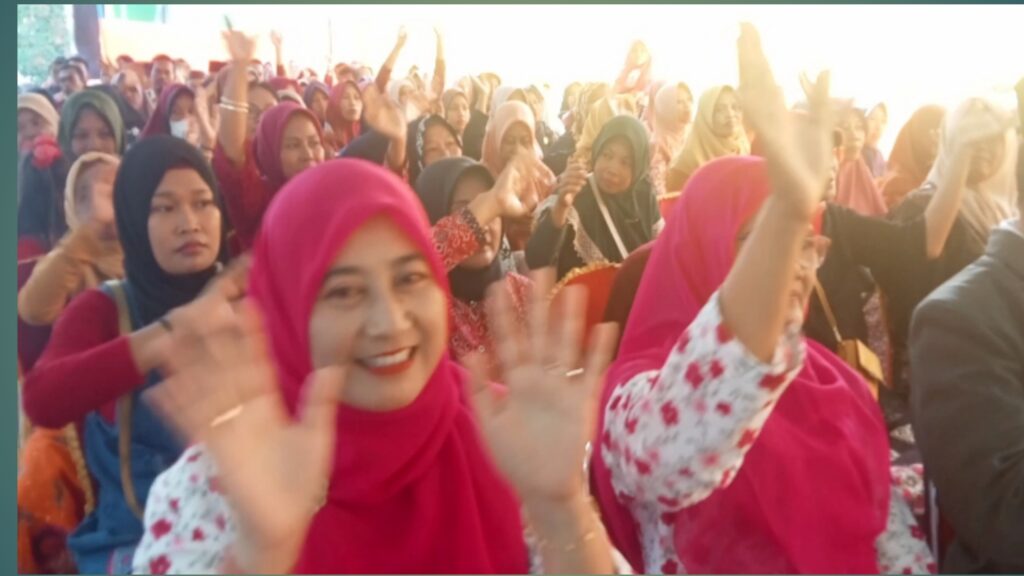 Para Guru wali kelas IX bahagia bersama atas anak Dedik lulus semuanya