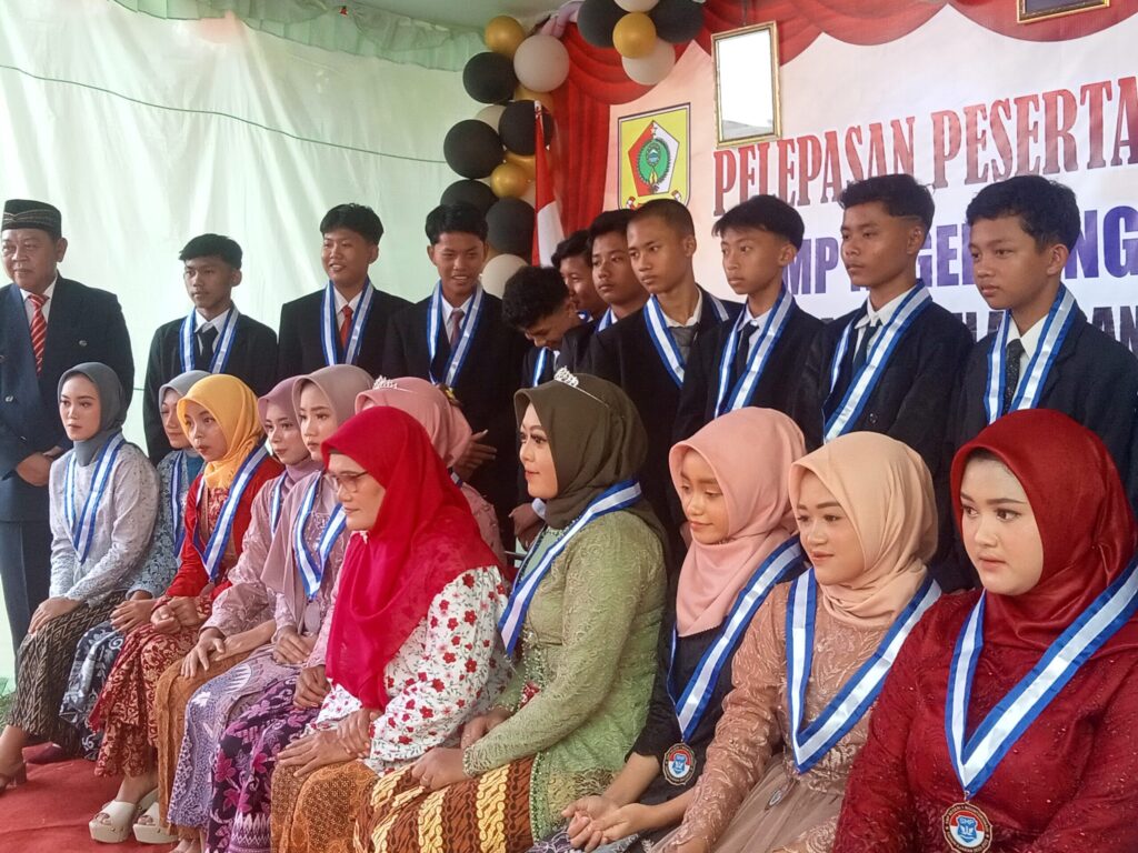 keluarga besar SMP N 1 Nguntoronadi yang hari ini mewisuda dan  melepas 106 siswa harapannya lulus semua dan nilainya baik semua.