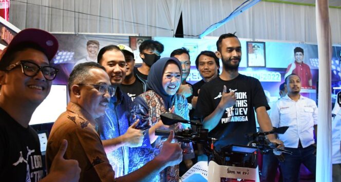 
					Bupati Purbalingga Dyah Hayuning Pratiwi, saat Luncurkan Motor Listrik