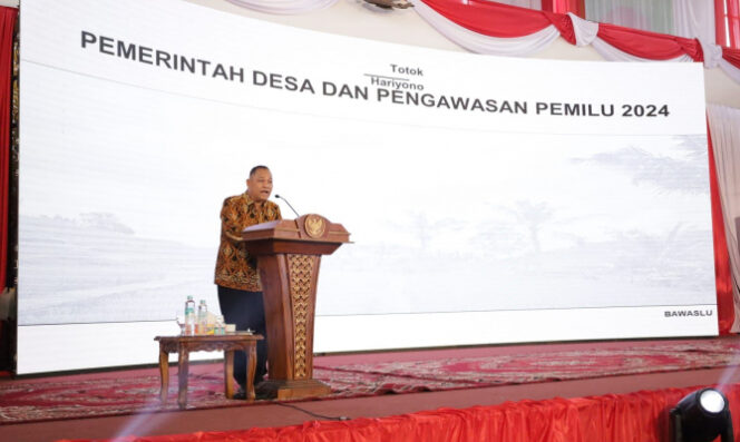 
					Anggota Bawaslu Totok Hariyono menjadi narasumber dalam Rapat Kerja Nasional Asosiasi Pemerintah Desa Seluruh Indonesia di Jambi, Rabu (26/7/2023).