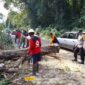 Relawan masyarakat dan kepolisian dan Koramil Nguntoronadi mengatasi kemacetan