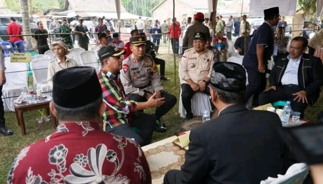 
					Bupati Banyuasin saat memonitoring pelaksanaan pilkades serentak, Sabtu 9 September 2023,