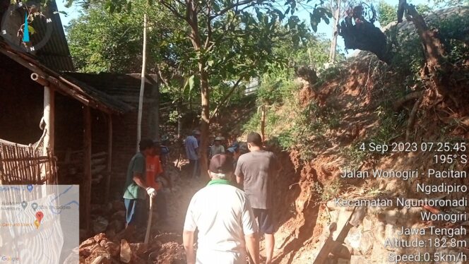 
					Kegiatan gali pondasi talud jalan dusun kamplong goyup rukun