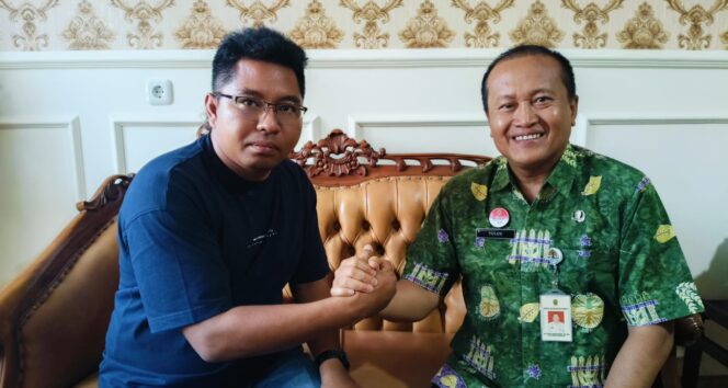 
					<em>A.S Agus Samudra, Sekjen Rumah PPAI dan Plt. Disdikbud Pati, Tulus Budiharjo, saat berbincang - bincang bersama awak media di ruang kerja, Kamis (10/10/24)</em>