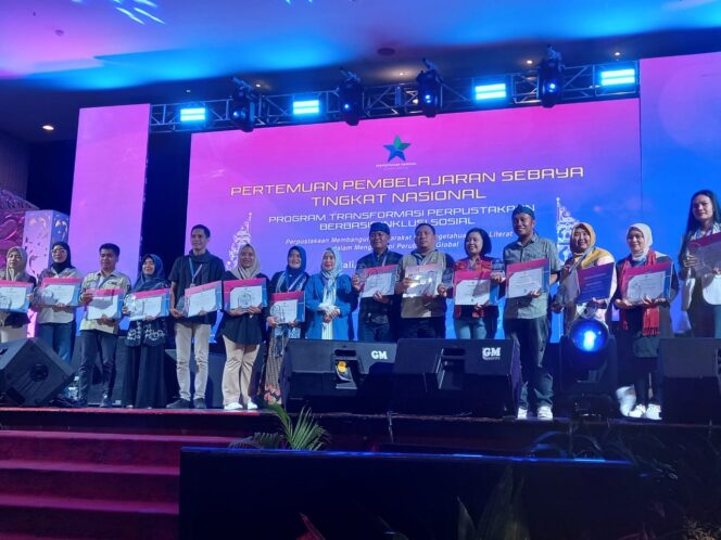 
					<em>Roro Hendarti (nomor 3 dari kiri) Pengelola Perpustakaan Desa Limbah Pustaka Desa Muntang Kemangkon Purbalingga saat menerima penghargaan Dari Perpusnas RI pada Peer Learning Meeting di Bali 6-8 November 2024</em>