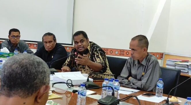 
					<em>Wakil Ketua Komisi I DPRD TTS, Yerem Yos Falo menyampaikan argumentas kepada mitra kerja, Bank NTT dan Forkodes, Rabu 8/1/2024</em>