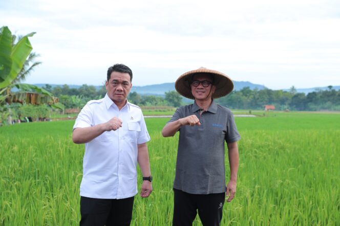 
					<em>Mendes PDT Yandri Susanto dan Wakil Mendes PDT Ahmad Riza Patria menanam jangung dalam rangka Diversifikasi Pangan Desa Menuju Swasembada Pangan di Desa Cisaat, Ciater, Subang, Jawa Barat, Rabu (15/1/2025). Kemendes PDT menggelar Peringatan Hari Desa di Cisaat.
Foto: Sigit Purwanto/Kemendes PDT</em>
