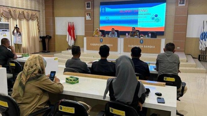 
					Kepala DInas Pemdes Kabupaten Bangka, Dalyan Amrie saat memimpin Rakor BUMDes di Ruang Grha Maras Kantor Bupati Bangka Selasa (11/2/2025). BUMDes di Kabupaten Bangka saat ini dinilai mati Suri. BUMDes merupakan mitra pemerintah, artinya BUMDes wajib mendukung semua kegiatan yang terkait dengan urusan pemerintah. BUMDes bisa mendukung dalam berbagai kegiatan pemerintahan. 