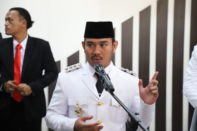 
					Bupati Bekasi Ade Kuswara Kunang meminta seluruh kepala desa di Kabupaten Bekasi untuk mengelola anggaran dana desa (ADD) dan dana desa (DD) secara tepat sasaran, efektif, dan efisien (Image courtesy: bekasikab.go.id/)