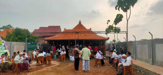 
					Suasana khidmat saat peresmian Pondok Pesantren Dalaailul Khairot di Masjid Agung Nyimas Rarasantang, Pekalongan, yang dihadiri ratusan jamaah dan diikuti ribuan lainnya secara daring.