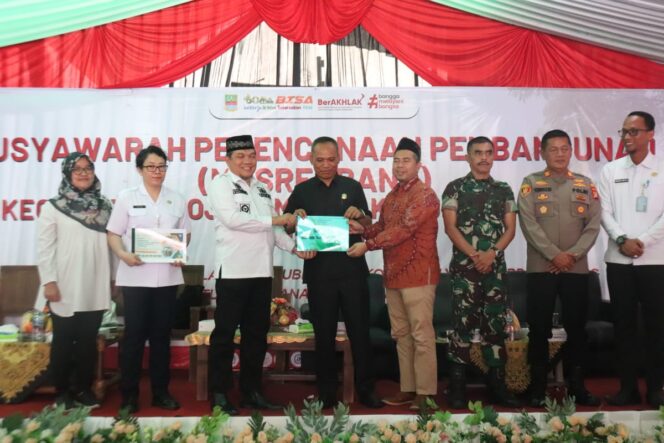 
					Camat Bojongmangu, Shobirin, membuka kegiatan Musyawarah Perencanaan Pembangunan (Musrenbang) Tingkat Kecamatan Bojongmangu tahun 2025 di halaman kantor Kecamatan Bojongmangu, Rabu (19/02/2025). 