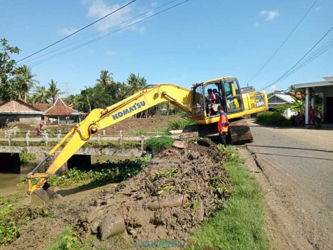 
					Sinergi Alat Berat dan Warga Bebaskan Sungai Rowosari
