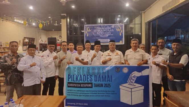 
					<em>Pengurus Apdesi dan Abpednas Kabupaten Ketapang bersama kepala desa dan anggota BPD dalam acara buka puasa bersama, Senin (24/3/2025).</em>