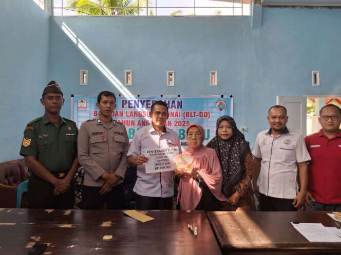 
					<em>Penyaluran Bantuan Langsung Tunai Dana Desa (BLT-DD) tahap pertama kepada keluarga penerima manfaat (KPM) pada hari Rabu (26/3/2025) dikantor Desa Blok VI Baru. (Image courtesy:RRI)</em>