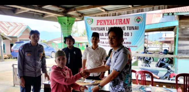 
					<em>Kepala Desa Talang Tige, Mulyadi, menyerahkan BLT Dana Desa kepada warga miskin ekstrem, Kamis (20/3/2025).</em>