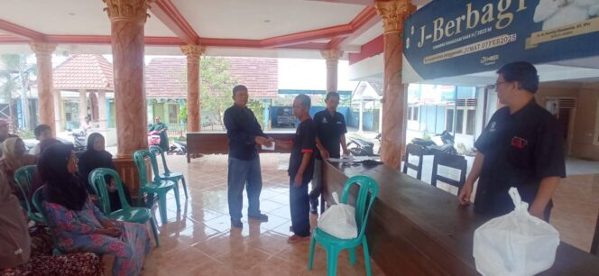 
					<em>Penyaluran bantuan sembako dan THR oleh BUMDesma Permata Gemilang Sejahtera kepada 22 keluarga di Desa Jatisari, Rabu (26/3/2025).</em>