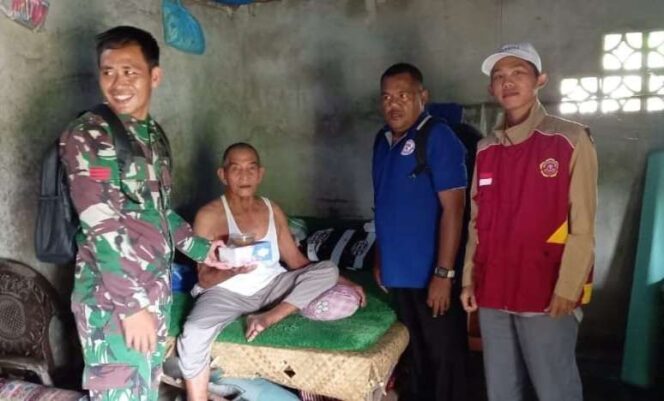 
					<em>Relawan SPD Bangka bersama Karang Taruna dan Irmas Penyamun membagikan takjil kepada lansia di Desa Penyamun, Sabtu (15/3/2025).</em>