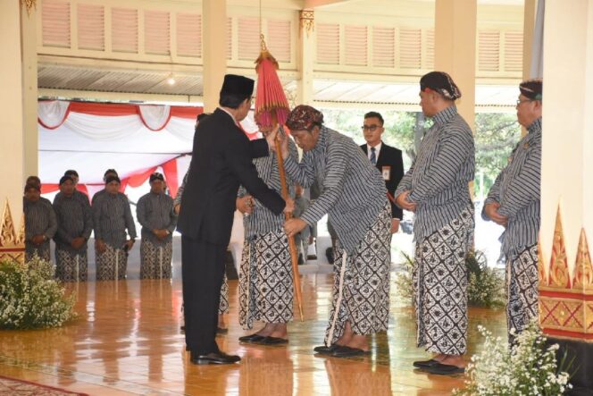 
					<em>Gubernur DIY, Sri Sultan HB X mengukuhkan pengurus Nayantaka, di Kepatihan, Senin (24/3/2025). (Image courtesy : Harian Jogja)</em>