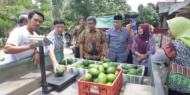 
					<em>Komisi B saat berada di Desa Wisata Bejalen memperlihatkan hasil perkebunan di Kabupaten Semarang.(foto: jatengprov id)</em>