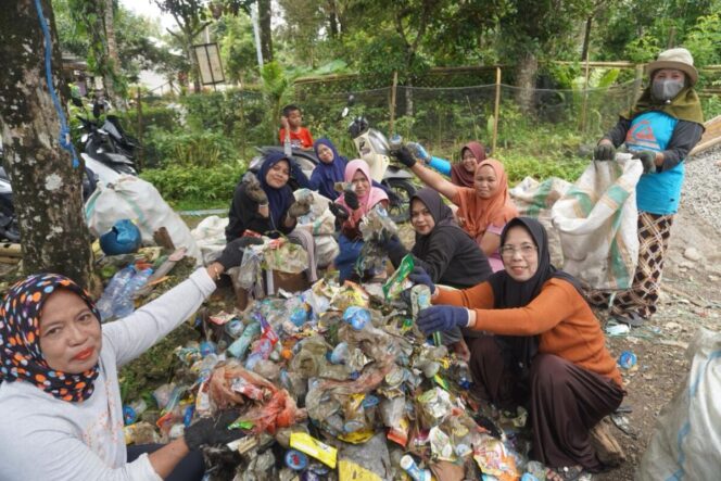 
					Anrang Deklarasi Merdeka Sampah, Kades Pimpin Aksi Bersih-Bersih!