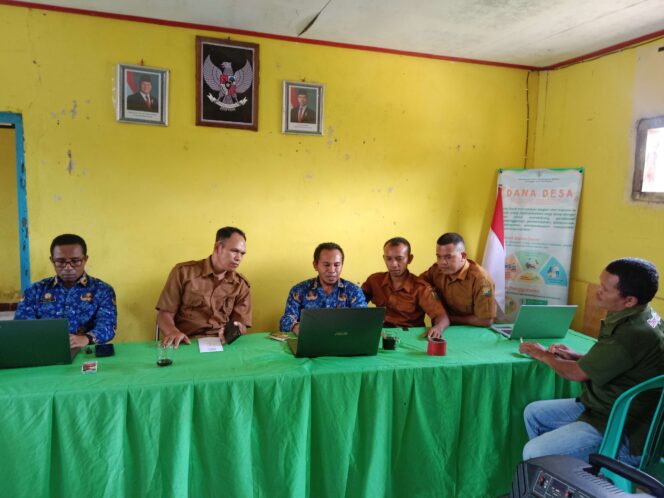 
					<em>Diskominfo dan PMD Kabupaten Manggarai melakukan pendampingan pengembangan website desa Hilihintir, Kecamatan Satar Mese Barat, Kabupaten Manggarai, Senin, (17/3/2025) . (Image courtesy:RRI)</em>