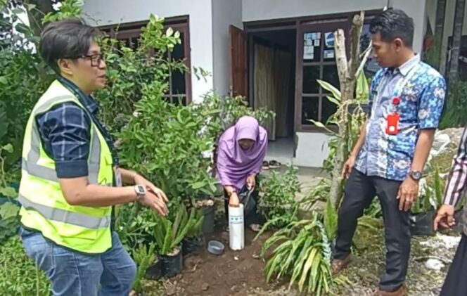 
					<em>Warga Desa Kenteng menanam 