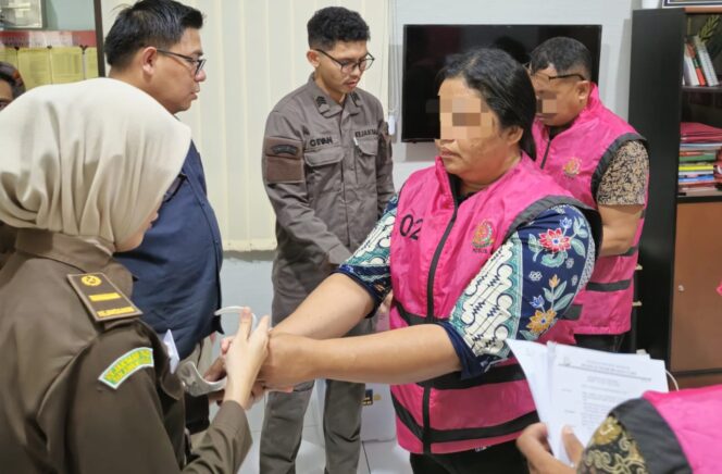 
					Kepala Desa Paputungan dan dua perangkat desa saat menjalani penahanan di Kejaksaan Negeri Minut.