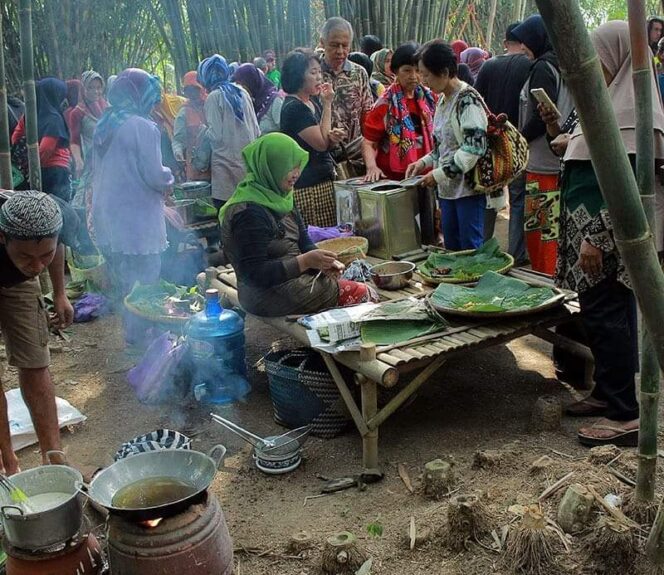 
					<em>Suasana Pasar Gemit di Desa Wisata Grenggeng, Kebumen, yang menawarkan nuansa tradisional (Foto: Ondo Supriyanto)</em>