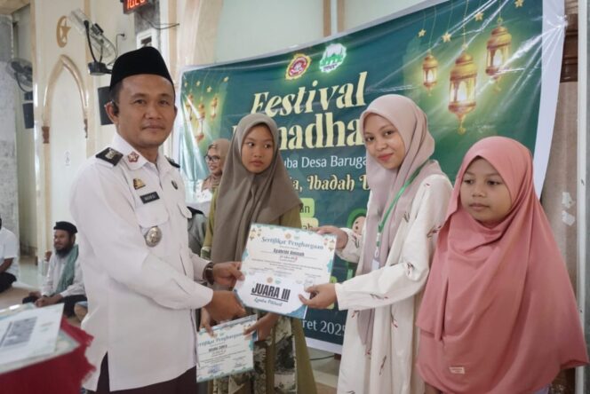 
					<em>Camat Malili, Nasir, menutup Festival Ramadan di Masjid Quba, Desa Baruga, Rabu (26/03/2025).</em>