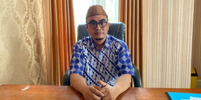 
					<em>Plt. Kepala Dinas PMD Kabupaten Bone Bolango, Nixon Adolong, saat diwawancarai terkait pembayaran gaji aparat desa, Jumat (14/3/2025).</em>