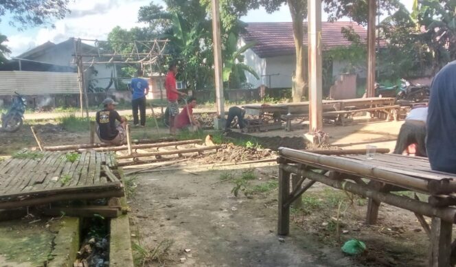 
					Warga Desa Sumber Mulya bergotong royong memperbaiki pasar desa, meningkatkan kenyamanan pedagang dan pembeli.