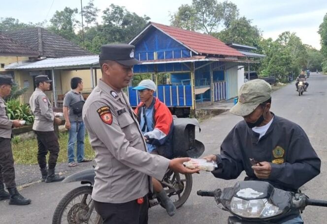 
					<em>Kapolsek Tanah Abang, IPTU Arzuan, S.H., membagikan takjil gratis kepada warga di depan Mako Polsek Tanah Abang, Sabtu (15/03/2025).</em>
