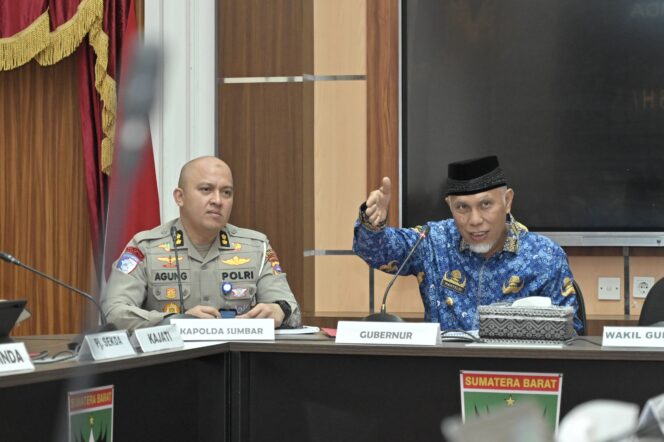 
					<em>Gubernur Sumbar, Mahyeldi Ansharullah, memimpin FGD kesiapsiagaan Lebaran 1446 H di Istana Gubernuran, Senin (17/3/2025).</em>