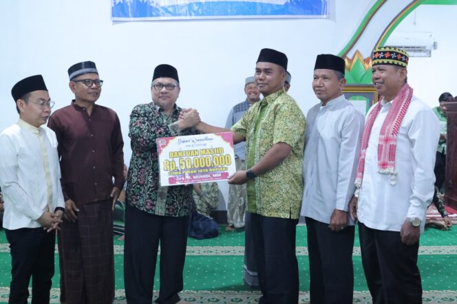 
					<em>Ketua DPRD Sumbar, Muhidi, saat Safari Ramadan di Masjid Al-Hidayah, Padang Timur, Selasa (18/3/2025).</em>