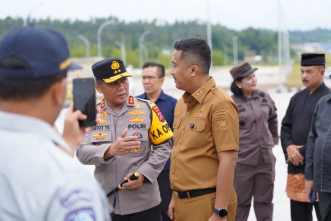 
					<em>Wakil Gubernur Sumbar, Vasko Ruseimy, meninjau kesiapan Tol Padang-Sicincin untuk mudik Lebaran 2025.</em>