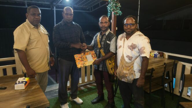 
					<em>Ketua KONI Dogiyai, Petrus Pekei, saat menyampaikan konferensi pers terkait ketidakikutsertaan dalam Liga 4 Papua Tengah 2025.</em>