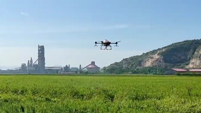 
					<em>Drone digunakan untuk penyemprotan pestisida di sawah Desa Grenden, Kamis (20/3/2025).</em>