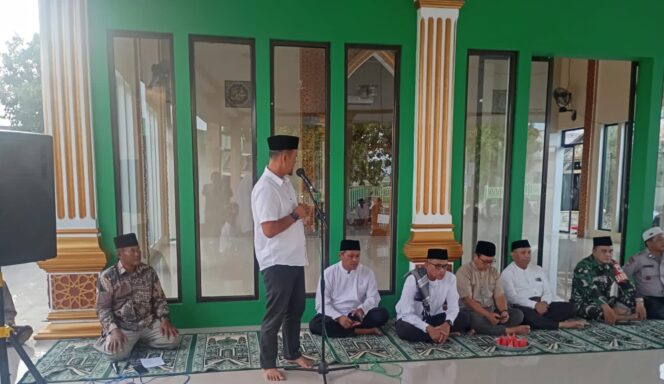 
					<em>Camat Pebayuran bersama masyarakat dan instansi buka bersama di Masjid Jami Al Mutaqien, Jumat (21/3/2025).</em>