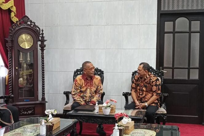 
					<em>Anggota Komisi VII Dewan Perwakilan Rakyat (DPR) RI Samuel Wattimena (kiri) berbincang dengan Bupati Semarang Ngesti Nugraha, di Rumah Dinas Bupati, Ungaran, Kabupaten Semarang, Jawa Tengah, Jumat (14/3/2025). (ANTARA)</em>
