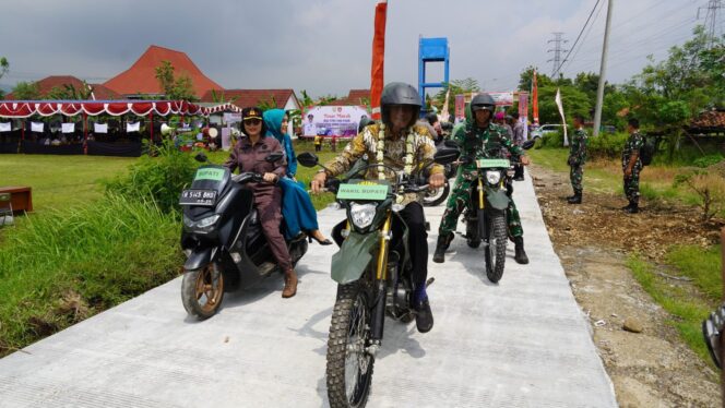
					<em>Wakil Bupati Kendal dan Komandan Kodim 0715/Kendal meresmikan jalan pertanian di Desa Sumberagung, Kamis (20/3/2025).</em>
