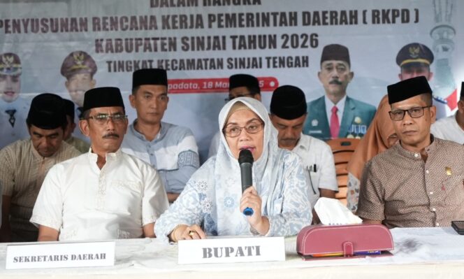 
					<em>Bupati Sinjai, Ratnawati Arif, saat menerima protes Kades Bonto, Sudirman, di Musrenbang tingkat Kecamatan Sinjai Tengah terkait usulan perbaikan jalan yang belum terealisasi. (Foto: Istimewa)</em>