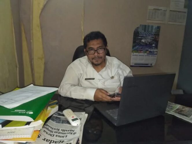 
					<em>Kepala Bidang Keuangan dan Kerja Sama Desa DPMD Sukabumi, Suhebot Ginting, saat memberikan keterangan terkait pencairan Dana Desa tahap pertama.</em>