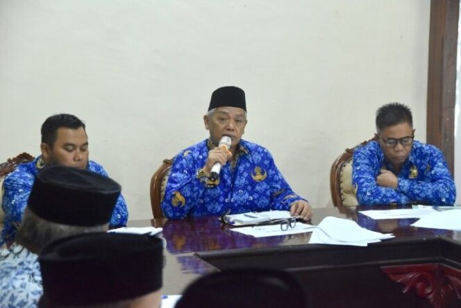 
					<em>Wakil Bupati Bener Meriah, Ir. Armia, memimpin rapat pembentukan Koperasi Desa Merah Putih di Oproom Setdakab Bener Meriah, Senin (17/3/2025).</em>