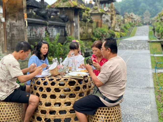 
					<em>Pengunjung menikmati pertunjukan Barong Macan di Desa Wisata Penglipuran, Bali, selama libur Idul Fitri. (Humas Desa Wisata Penglipuran)</em>