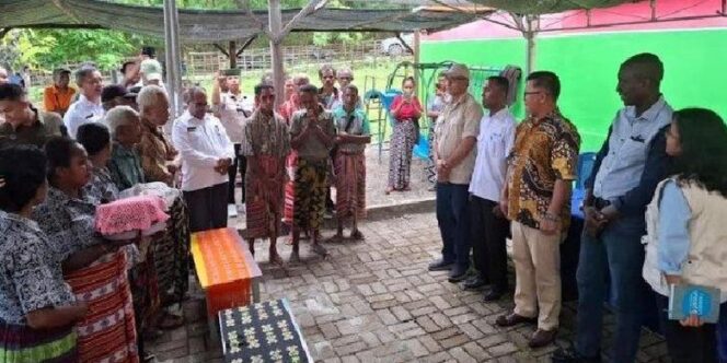 
					<em>Sekda TTS mengalungkan selendang ke Tim BGN.(Image courtesy: POS-KUPANG)</em>
